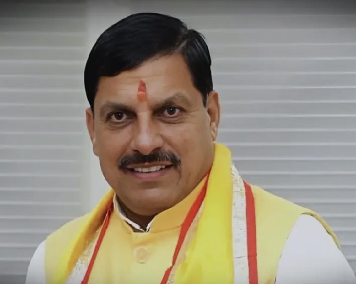 सीएम मोहन ने देवी अहिल्याबाई की तस्वीर पर किया माल्यार्पण