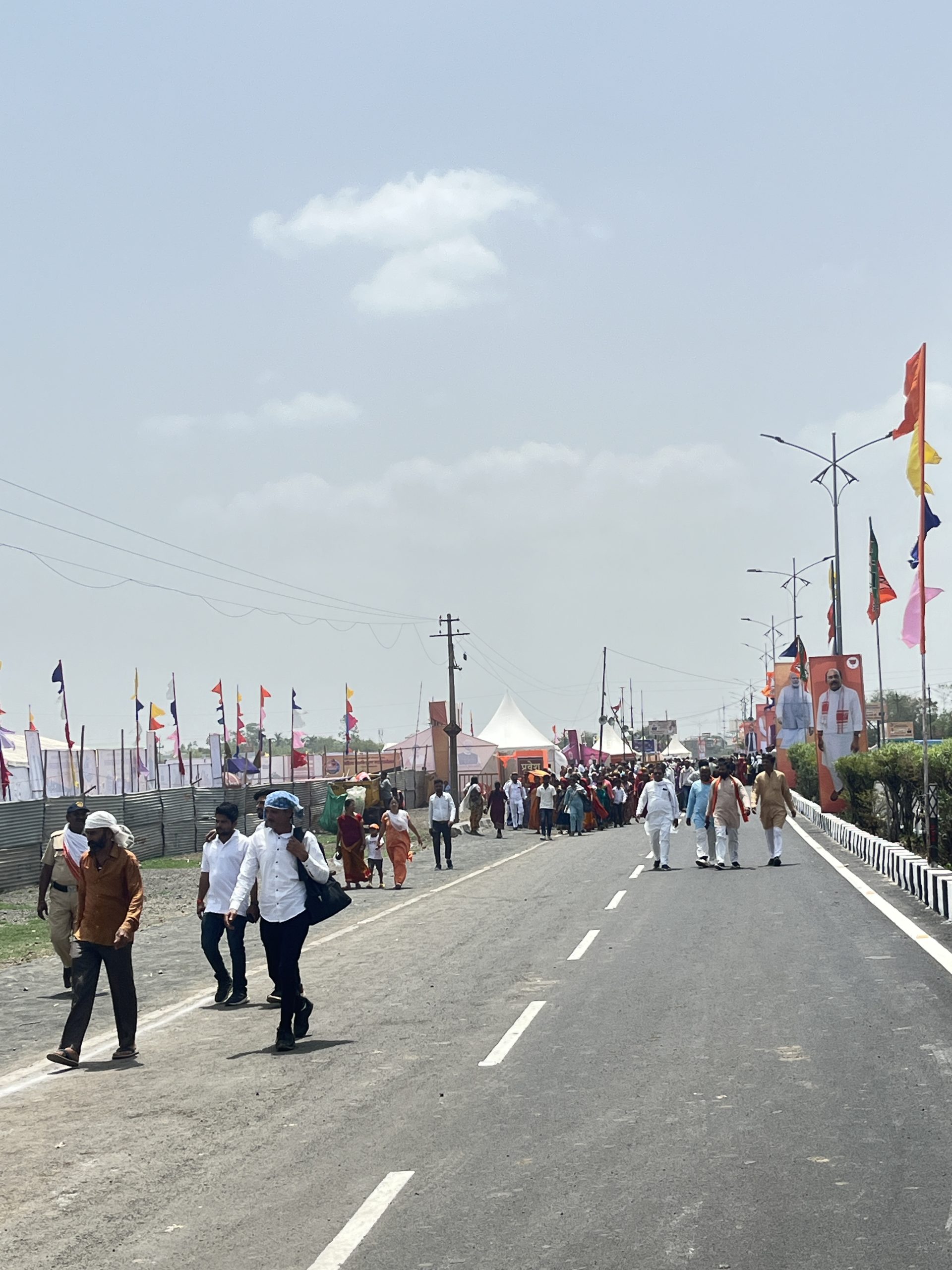 पीएम मोदी के लिए जुटी लोगों की भीड़