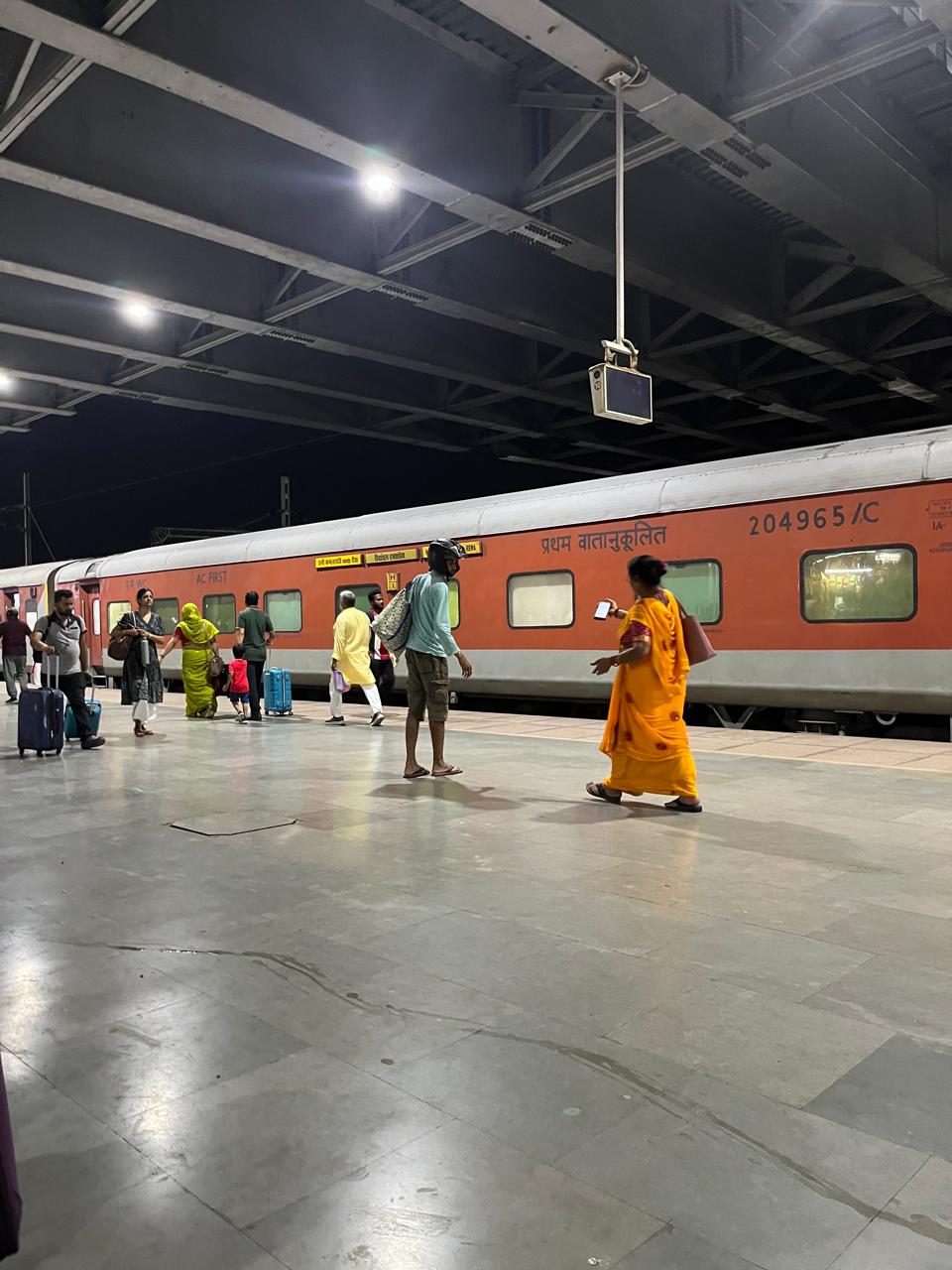 हेलमेट पहन रानी कमलापति रेलवे स्टेशन पर घूमता हुआ मिला एक शख्स