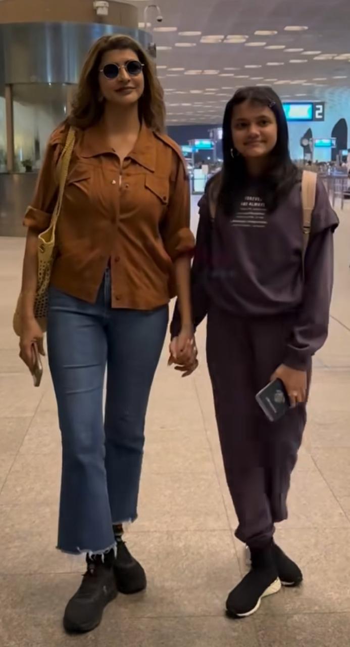 लक्ष्मी अपनी बेटी के साथ दिखी खूबसूरत लूक में