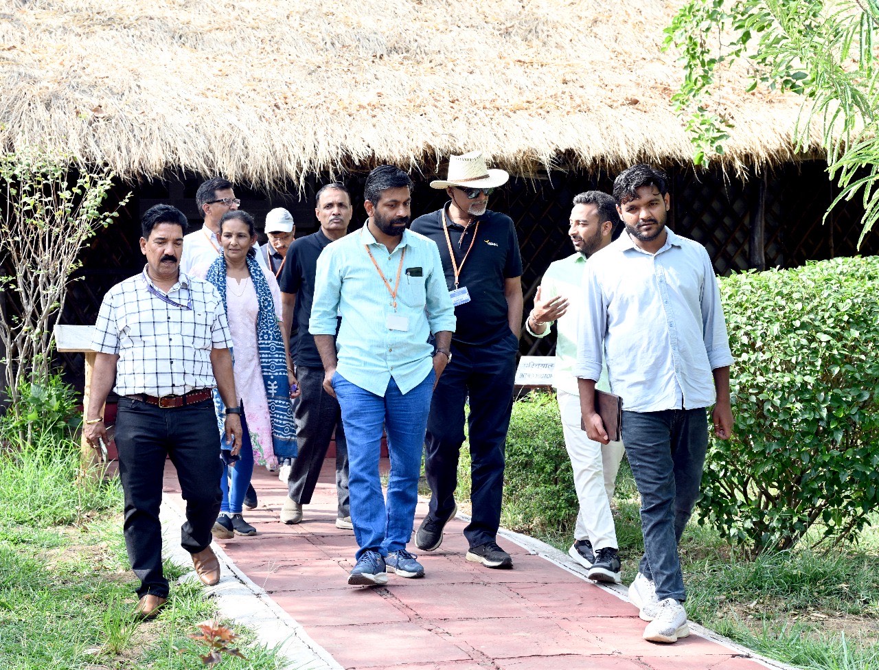 भारत के कई राज्यों में पदस्थ आईएएस अधिकारियों ने मानव संग्रहालय में अध्ययन दौरा किया