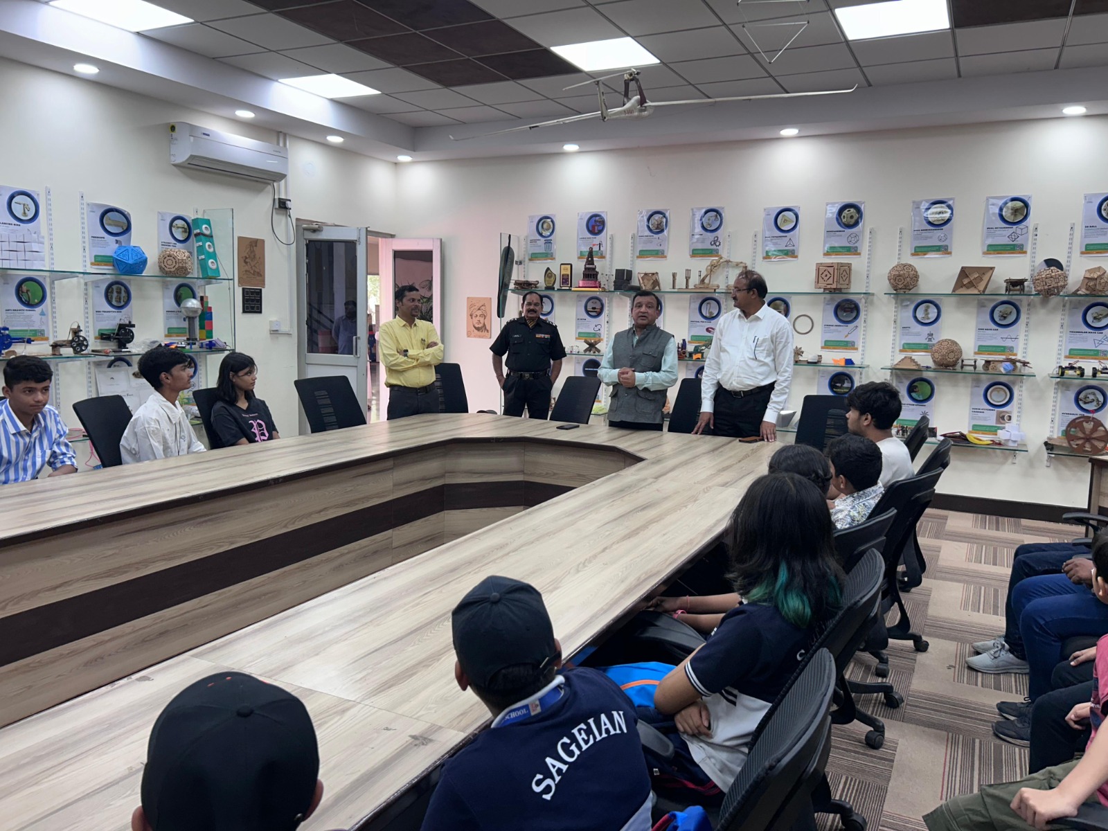 बच्चों ने सीखा मिट्टी के इकोफ्रेंडली उत्पाद बनाना