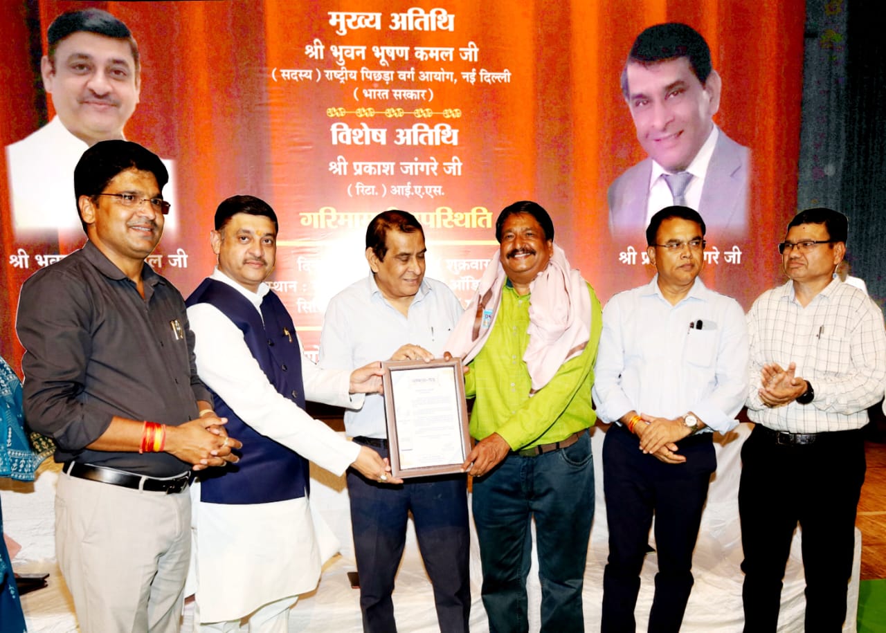 प्रतिभा सम्मान समारोह में सुपरिचित कवि एवं सेवा निवृत्त अधिकारी(प्रचार एवं जनसंपर्क, बीएचईएल भोपाल) सुरेश सोनपुरे सम्मानित