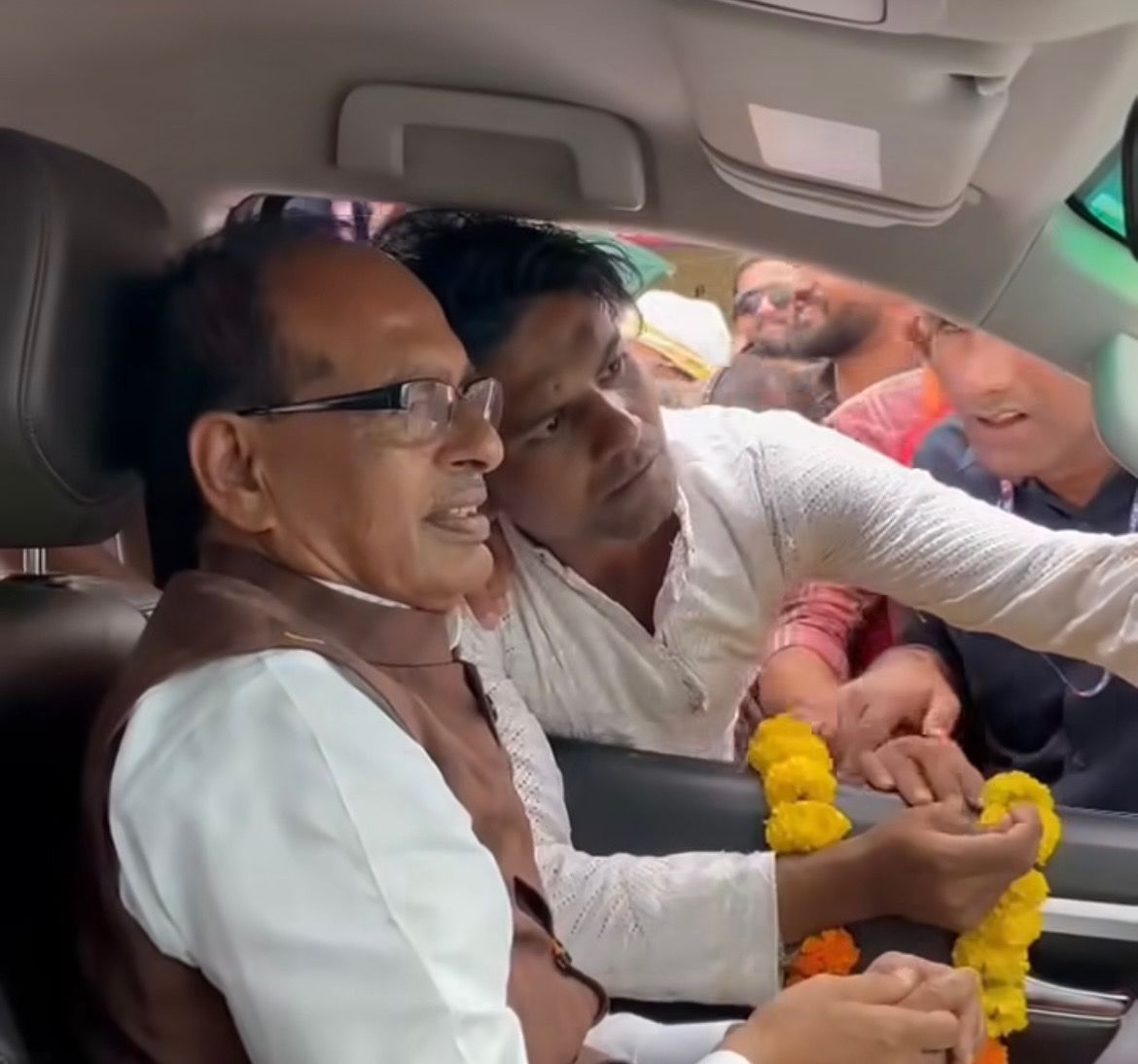 भांजे की सेल्फ़ी के लिए शिवराज मामा ने रोका अपना काफिला