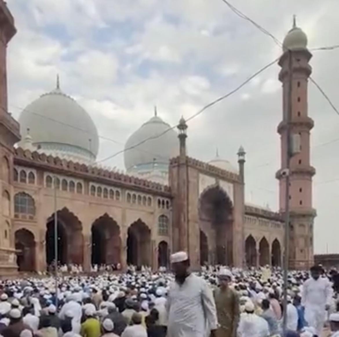 एशिया की सबसे बढ़ी ताजुल मस्जिद में ईद की नमाज़ अदा